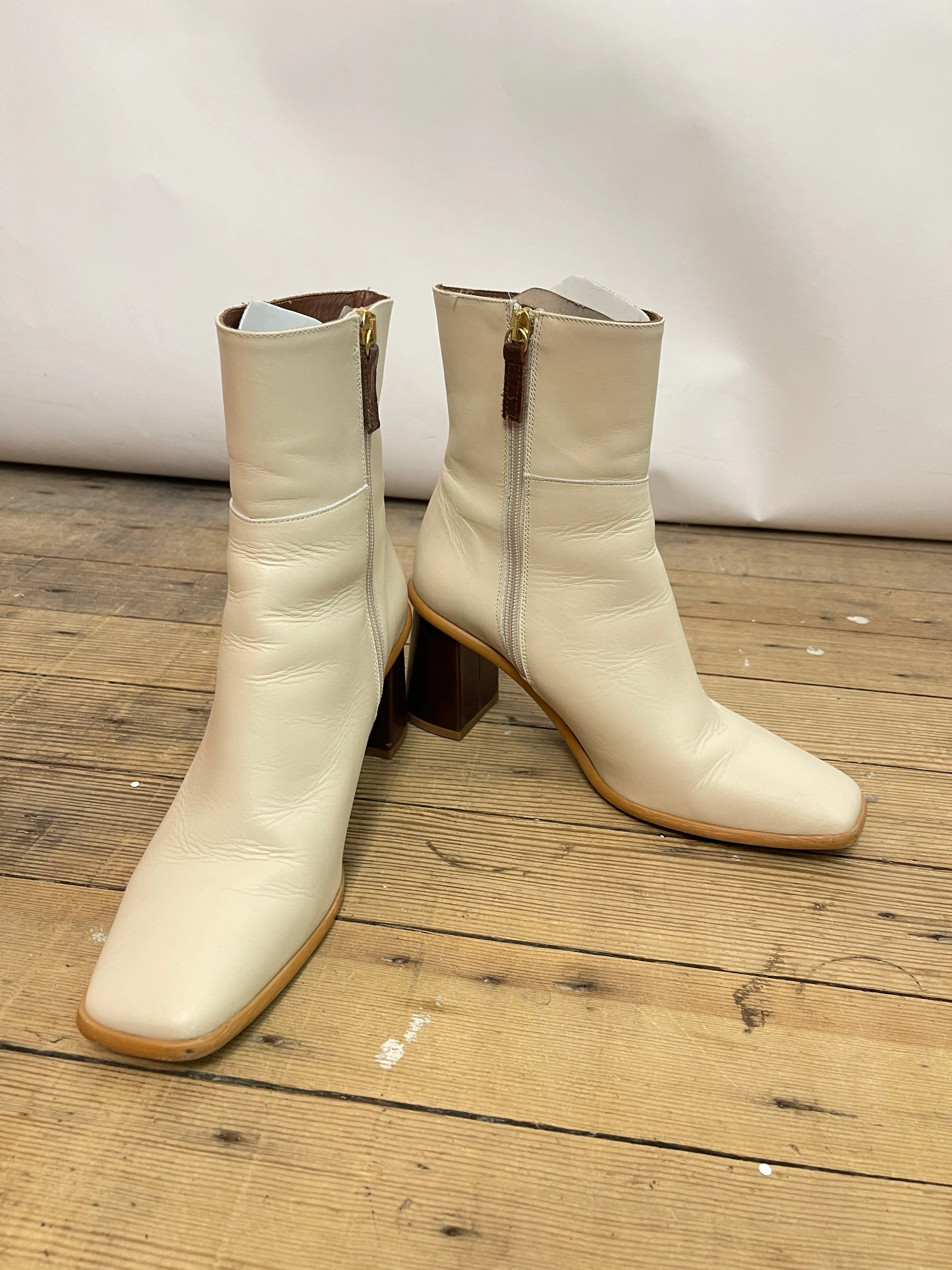 Alohas West Vintage White Leather Ankle Boots (39)